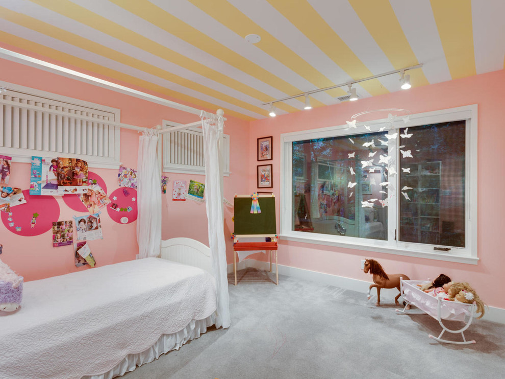 Ejemplo de dormitorio infantil de 4 a 10 años contemporáneo con paredes rosas y moqueta