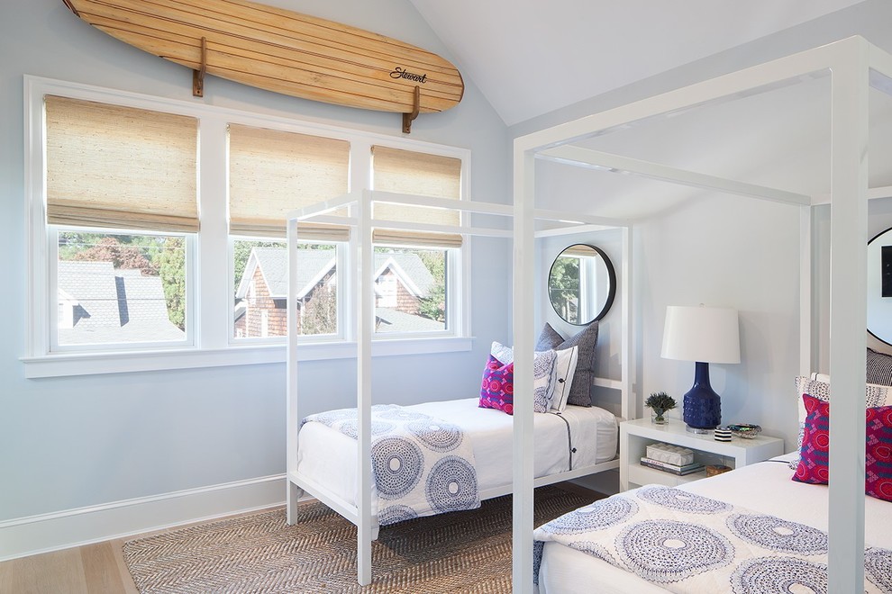 Ejemplo de dormitorio infantil marinero con suelo de madera clara