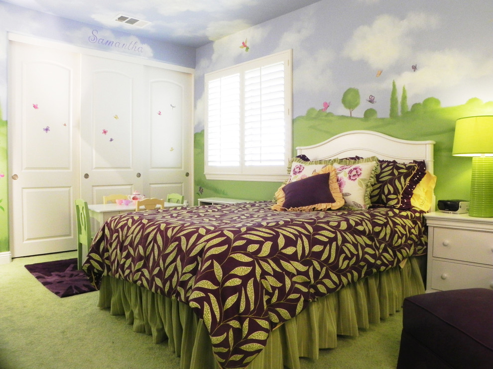 Idee per una grande cameretta per bambini da 1 a 3 anni chic con moquette e pareti multicolore