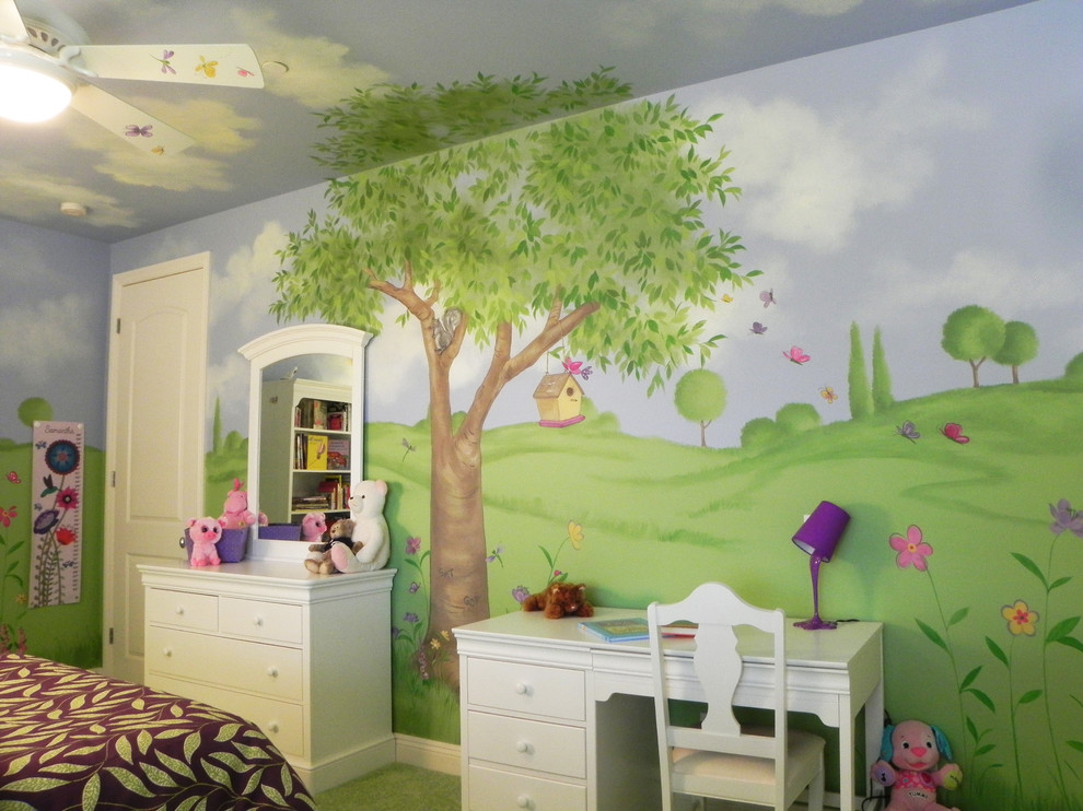 Réalisation d'une grande chambre d'enfant de 1 à 3 ans tradition avec moquette et un mur multicolore.