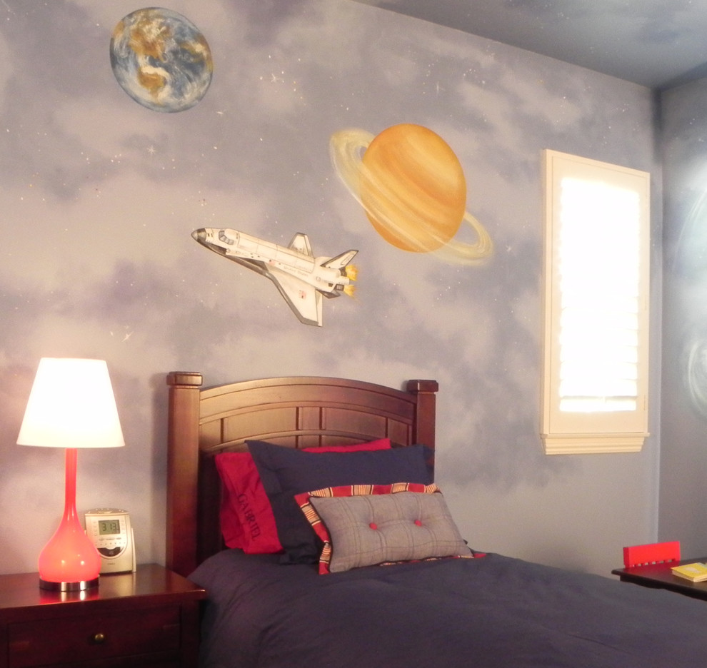 Idéer för ett mellanstort klassiskt barnrum kombinerat med sovrum, med blå väggar och heltäckningsmatta