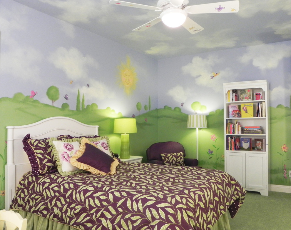Пример оригинального дизайна: большая детская в классическом стиле с спальным местом, синими стенами и ковровым покрытием для ребенка от 1 до 3 лет, девочки