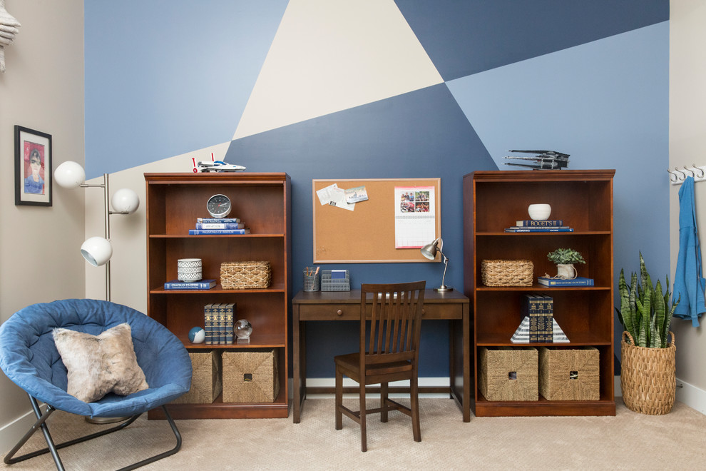Exemple d'une chambre de garçon de 4 à 10 ans chic de taille moyenne avec moquette, un sol beige, un bureau et un mur beige.