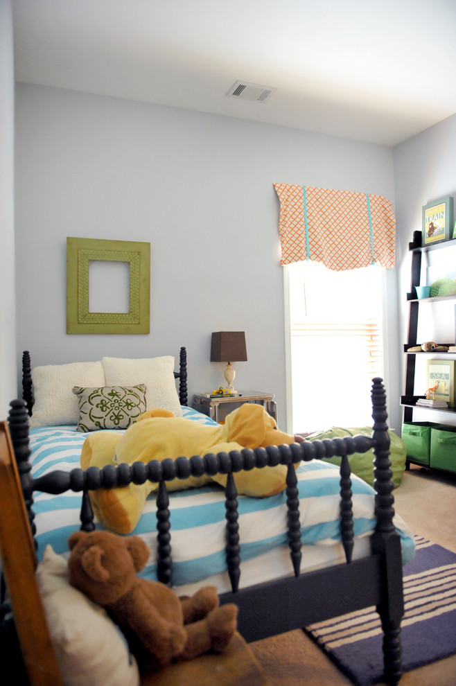 Bild på ett eklektiskt flickrum kombinerat med sovrum och för 4-10-åringar, med heltäckningsmatta och grå väggar