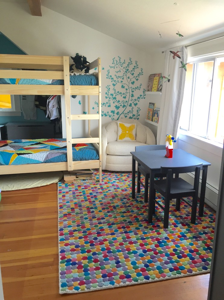 Modelo de dormitorio infantil de 4 a 10 años ecléctico pequeño con suelo de madera en tonos medios