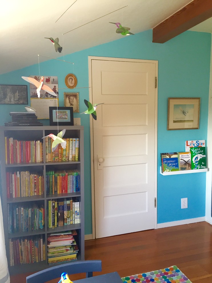 サンフランシスコにある小さなエクレクティックスタイルのおしゃれな子供の寝室 (青い壁、無垢フローリング、児童向け) の写真