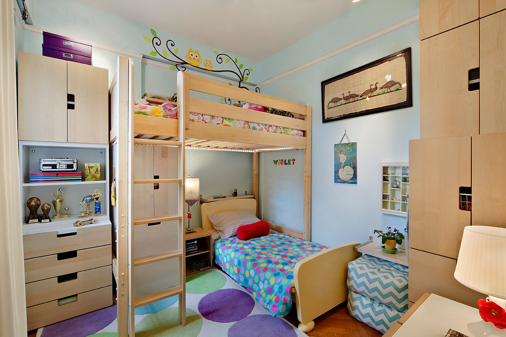 Стильный дизайн: детская в современном стиле с синими стенами для двоих детей - последний тренд