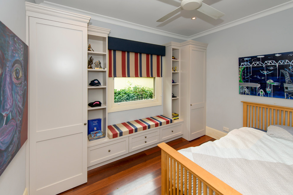 Kleines Klassisches Kinderzimmer mit Schlafplatz, blauer Wandfarbe, braunem Holzboden und braunem Boden in Sydney