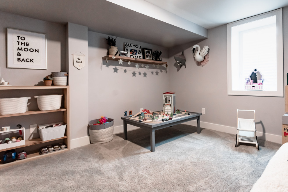 Ispirazione per una cameretta per bambini da 1 a 3 anni tradizionale di medie dimensioni con pareti grigie, moquette e pavimento grigio