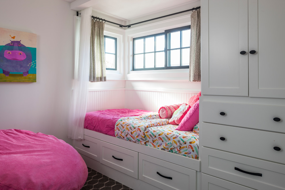 Modelo de dormitorio infantil de 4 a 10 años clásico renovado pequeño con paredes blancas, moqueta y suelo marrón