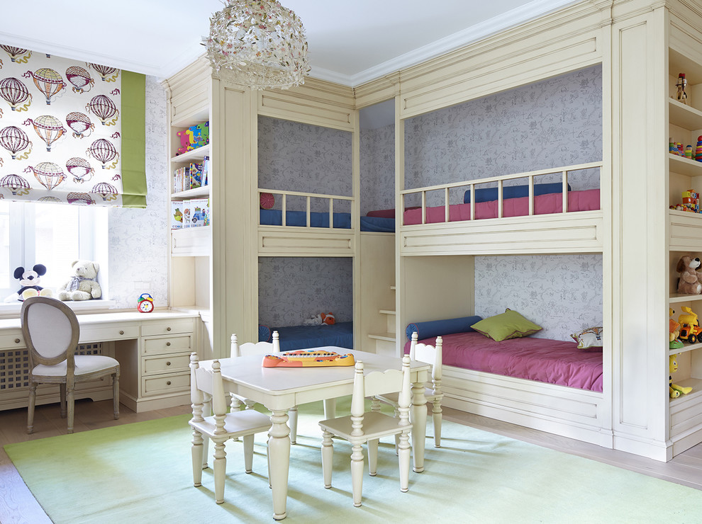 Klassisk inredning av ett könsneutralt barnrum kombinerat med sovrum och för 4-10-åringar, med vita väggar