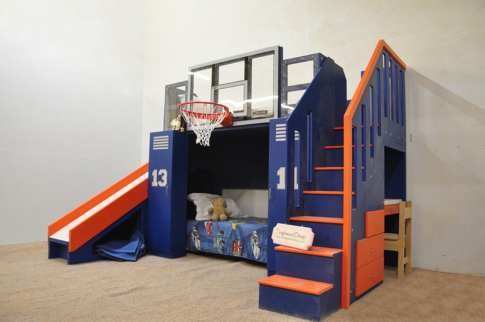 Foto di una grande cameretta per bambini design con pareti bianche, moquette e pavimento beige