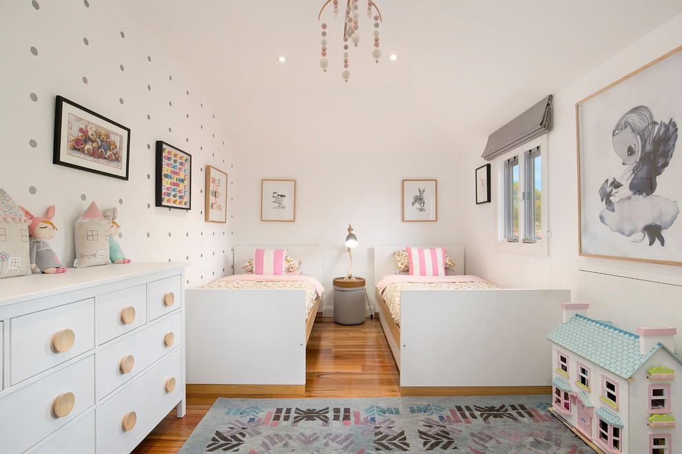 Bild på ett funkis flickrum kombinerat med sovrum och för 4-10-åringar, med mellanmörkt trägolv, vita väggar och brunt golv