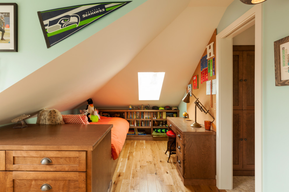 Bild på ett litet amerikanskt könsneutralt barnrum kombinerat med sovrum, med mellanmörkt trägolv, gröna väggar och brunt golv