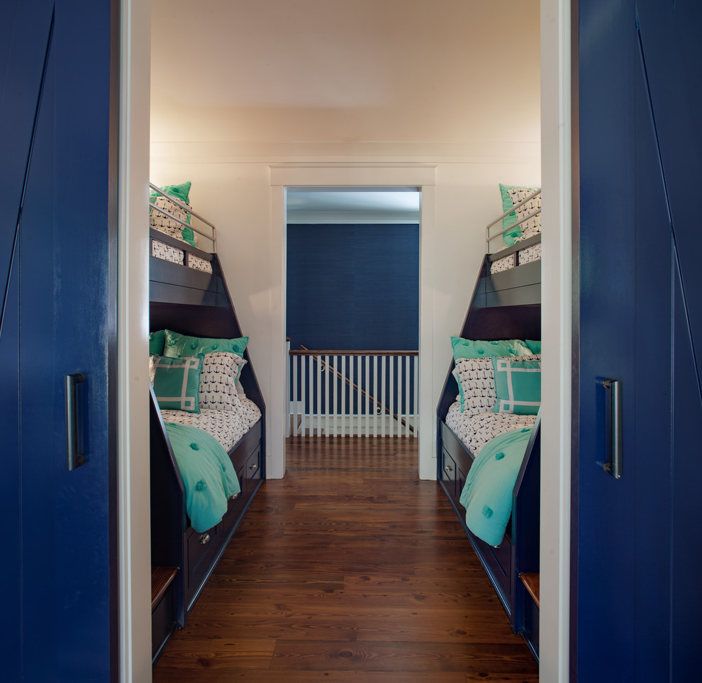 Modelo de dormitorio infantil costero con paredes blancas, suelo de madera oscura y suelo marrón