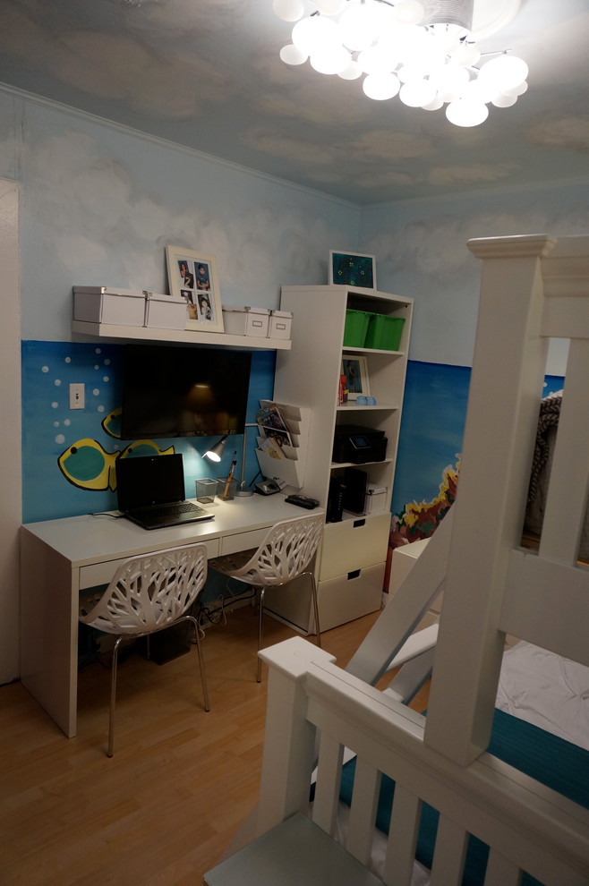 Exemple d'une chambre d'enfant bord de mer.