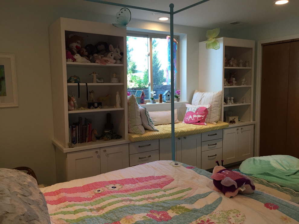 デンバーにあるお手頃価格の広いトラディショナルスタイルのおしゃれな子供部屋 (白い壁、児童向け) の写真
