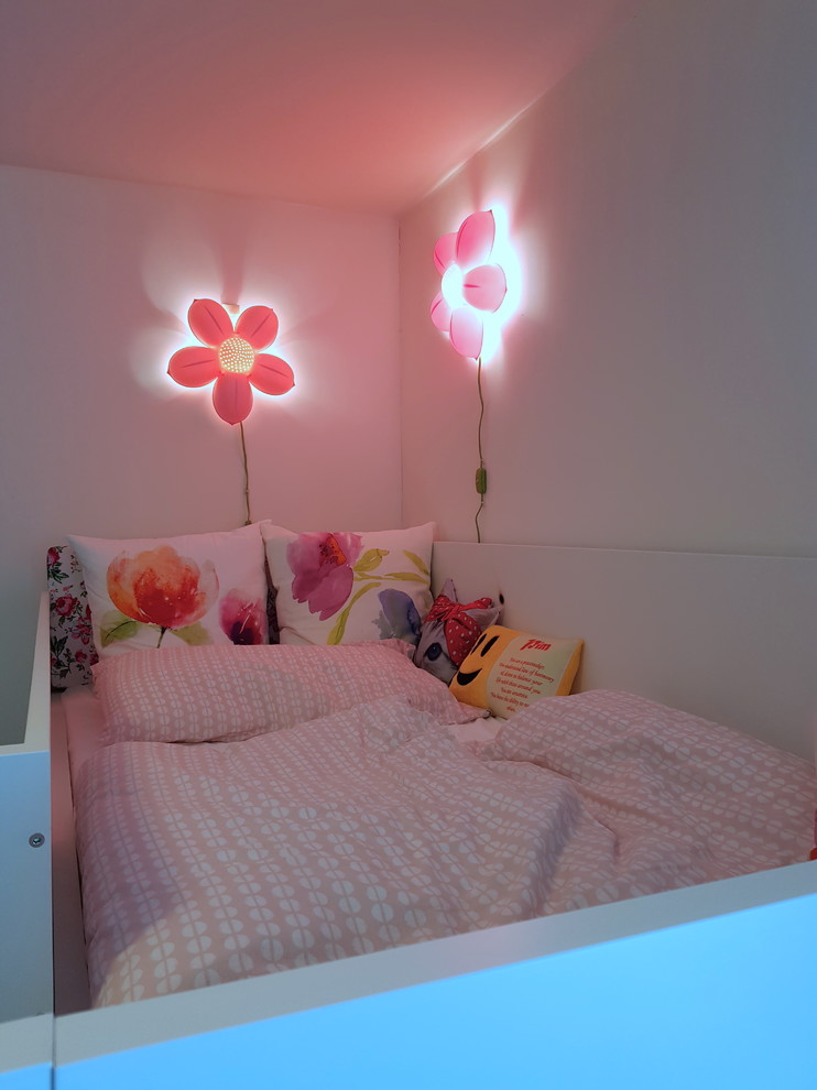 Réalisation d'une chambre de fille de 4 à 10 ans minimaliste de taille moyenne avec un mur blanc.