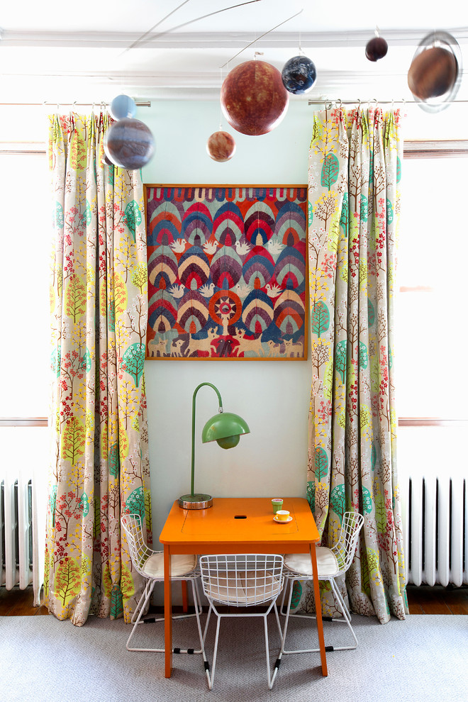 Neutrales Stilmix Kinderzimmer mit Spielecke, weißer Wandfarbe, braunem Holzboden und braunem Boden in New York
