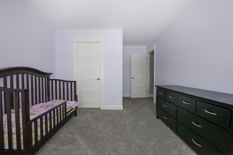 Idéer för ett mellanstort modernt barnrum kombinerat med sovrum, med lila väggar och heltäckningsmatta