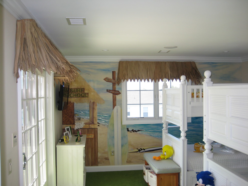 Bild på ett litet maritimt könsneutralt barnrum kombinerat med sovrum och för 4-10-åringar, med flerfärgade väggar, heltäckningsmatta och grönt golv