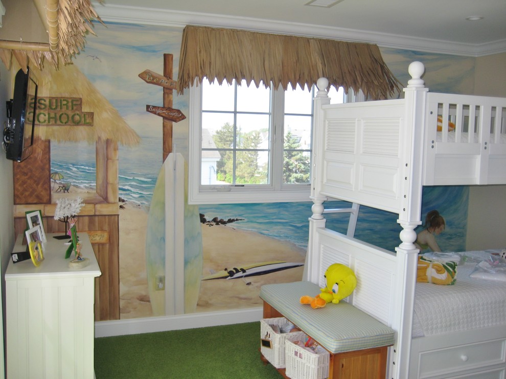 Пример оригинального дизайна: маленькая нейтральная детская в морском стиле с спальным местом, разноцветными стенами, ковровым покрытием и зеленым полом для на участке и в саду, ребенка от 4 до 10 лет