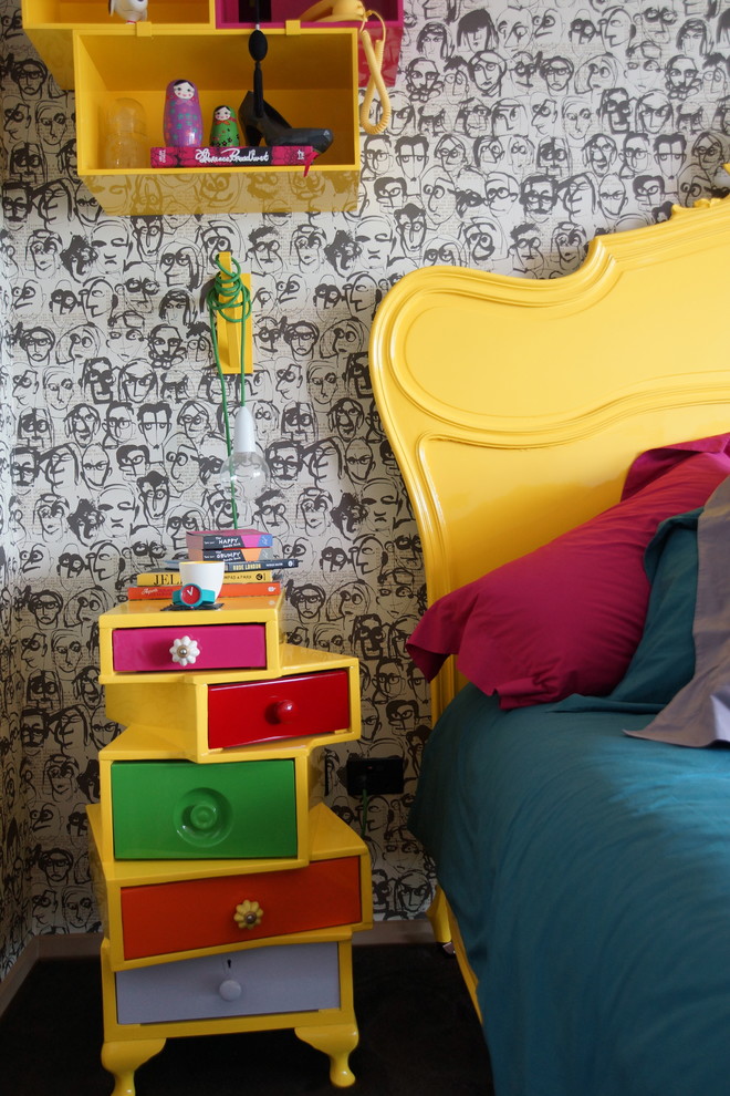 Inspiration för ett eklektiskt barnrum kombinerat med sovrum, med flerfärgade väggar