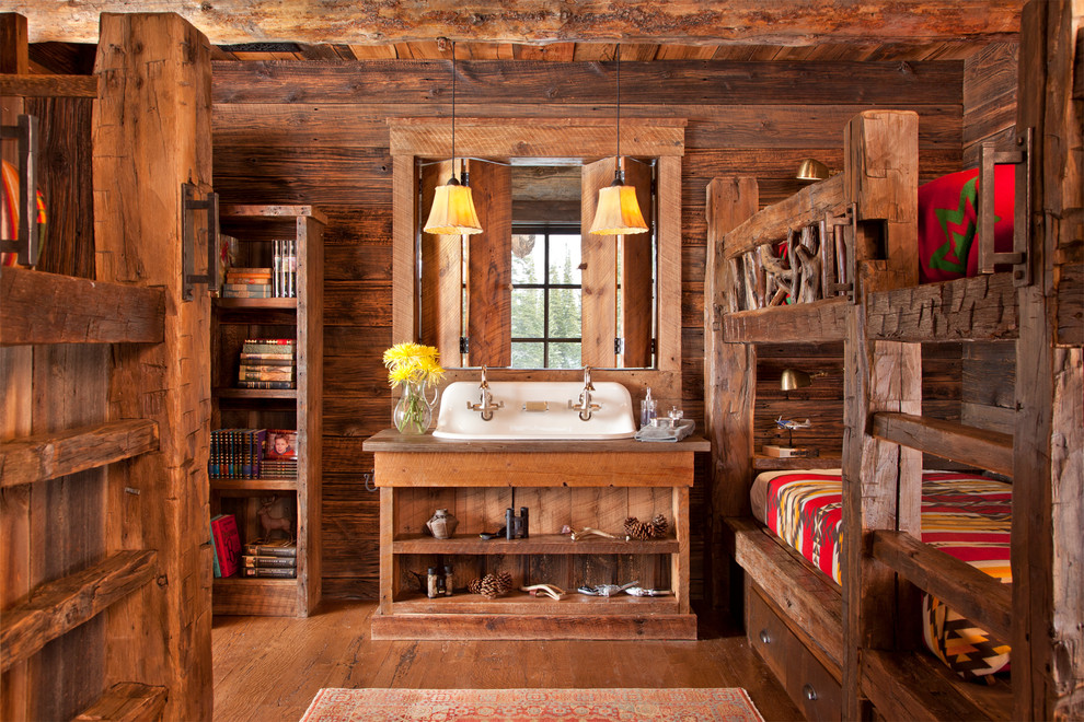 Aménagement d'une chambre d'enfant montagne avec un sol en bois brun et un lit superposé.