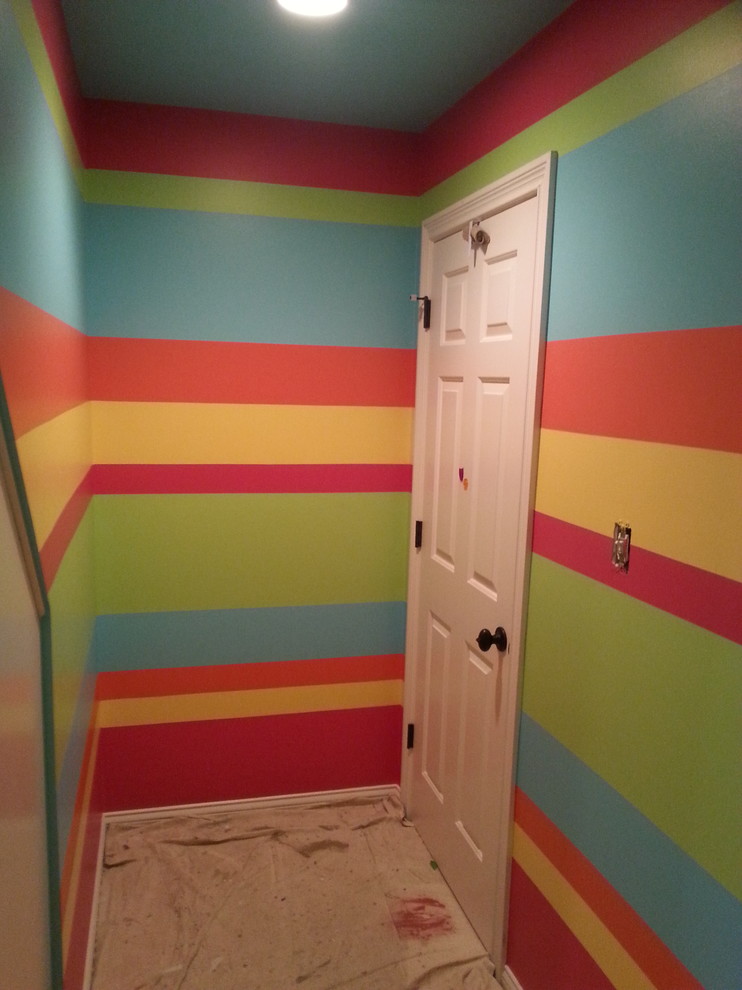 Foto på ett litet funkis könsneutralt barnrum kombinerat med lekrum och för 4-10-åringar, med flerfärgade väggar