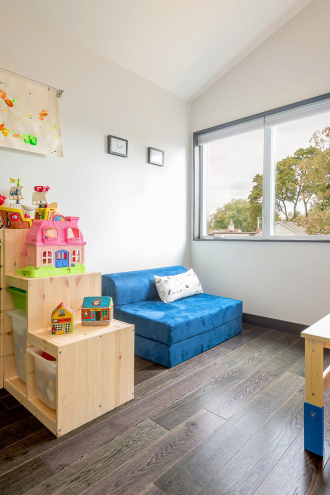 Diseño de dormitorio infantil de 1 a 3 años moderno con paredes blancas y suelo de madera oscura