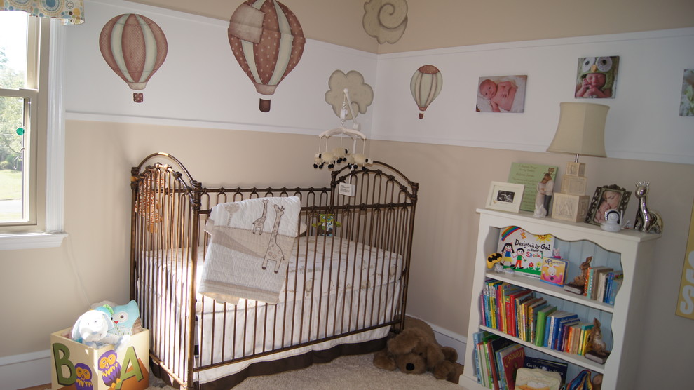 Esempio di una cameretta per bambini tradizionale di medie dimensioni con pareti beige e parquet chiaro