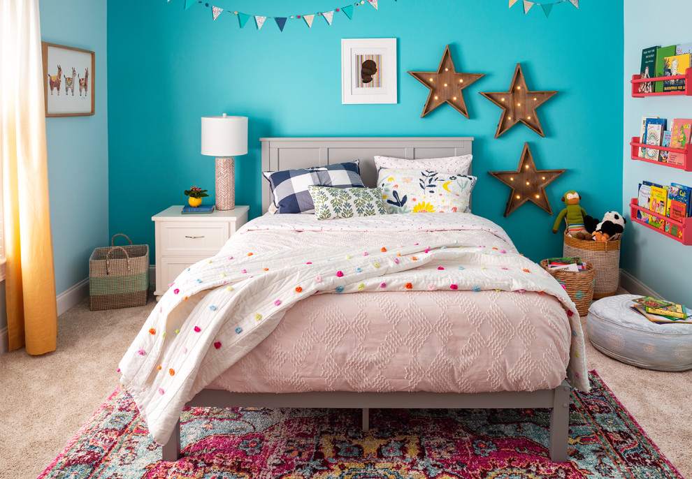 Aménagement d'une chambre d'enfant de 4 à 10 ans bord de mer avec un mur bleu, moquette et un sol beige.