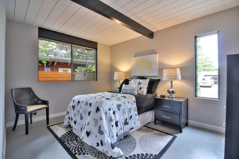 Idéer för ett mellanstort retro barnrum kombinerat med sovrum, med beige väggar, betonggolv och grått golv