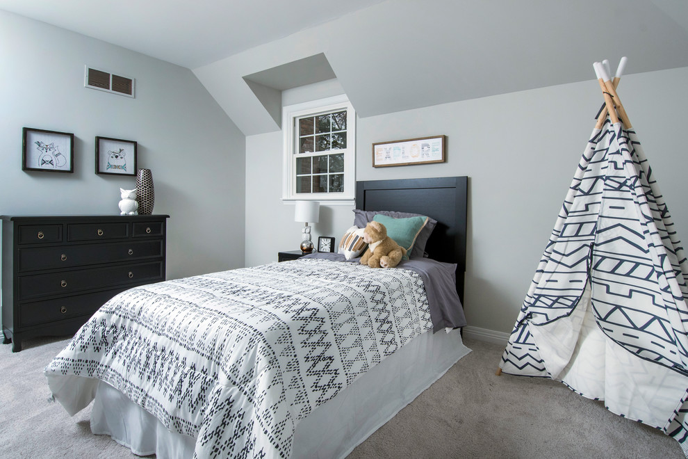 Foto de dormitorio infantil de 4 a 10 años de estilo de casa de campo de tamaño medio con paredes grises y moqueta