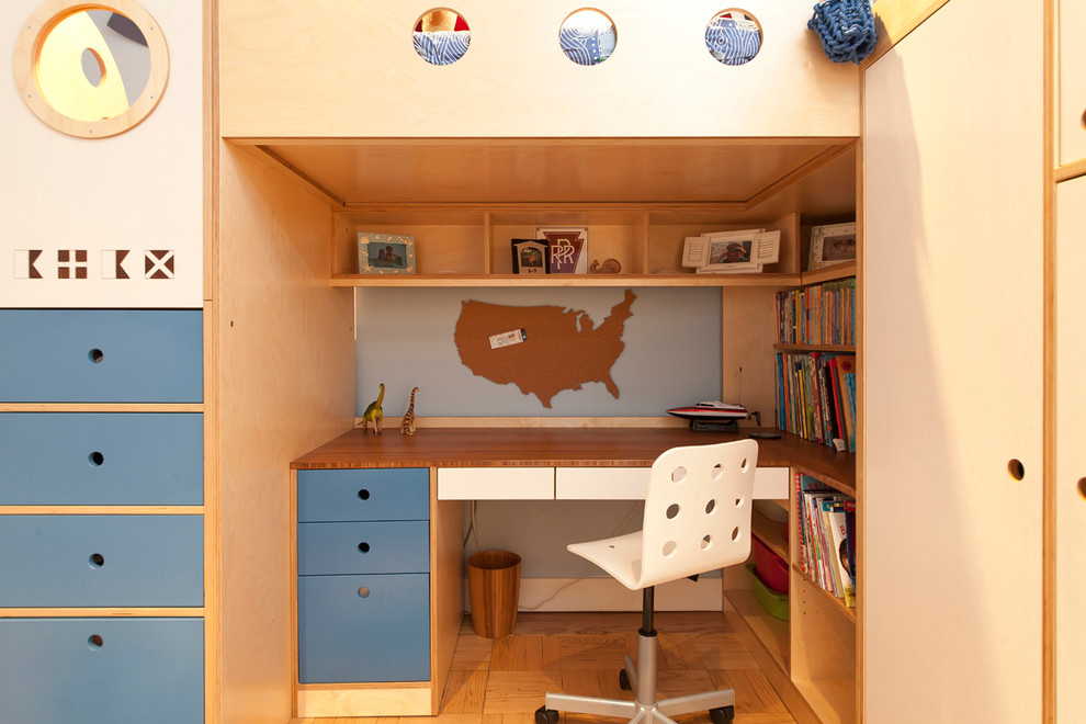 Diseño de dormitorio infantil contemporáneo pequeño con paredes azules y suelo de madera clara