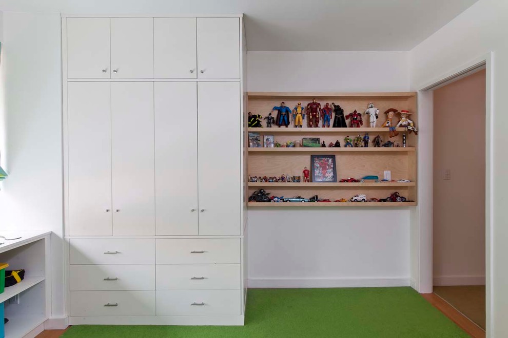 Foto de dormitorio infantil minimalista con paredes blancas y suelo de madera en tonos medios