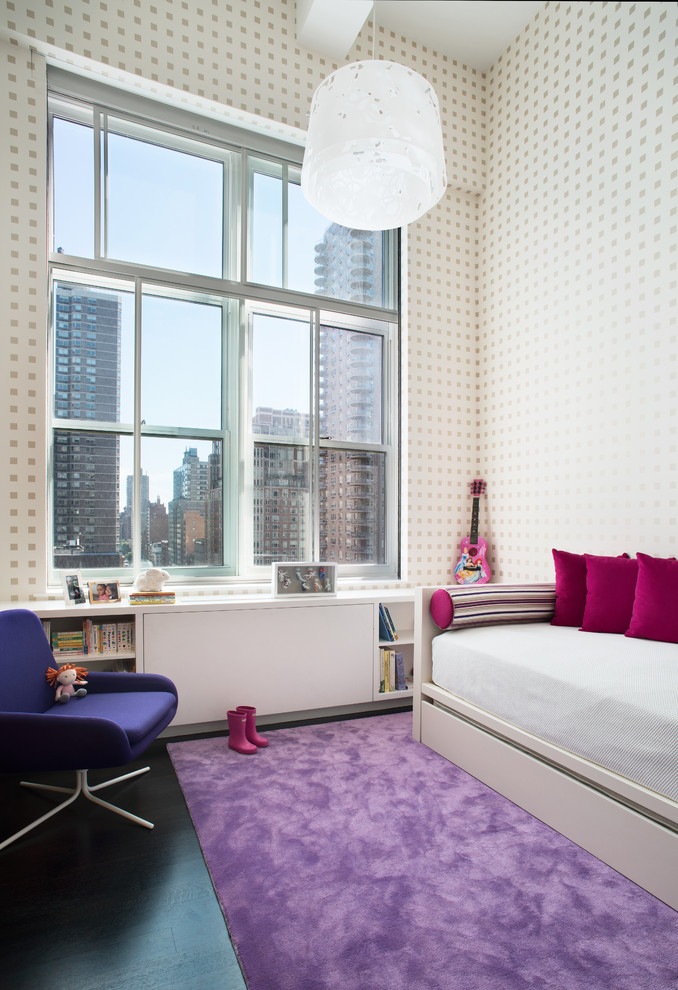 Mittelgroßes Modernes Mädchenzimmer mit Schlafplatz, bunten Wänden und dunklem Holzboden in New York