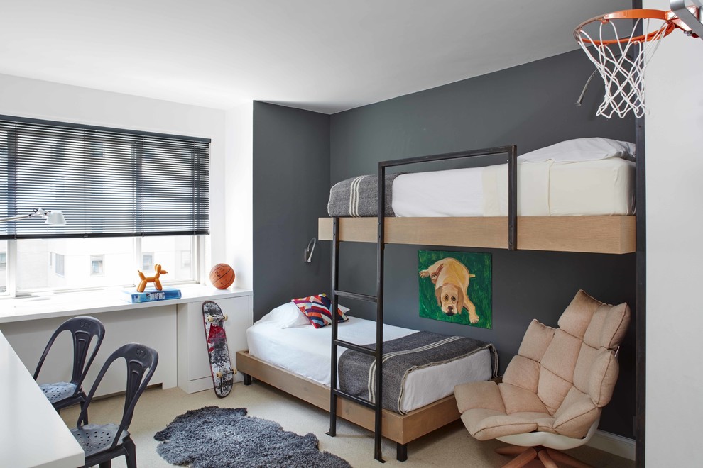 Modernes Jungszimmer mit Schlafplatz, grauer Wandfarbe, Teppichboden und beigem Boden in New York