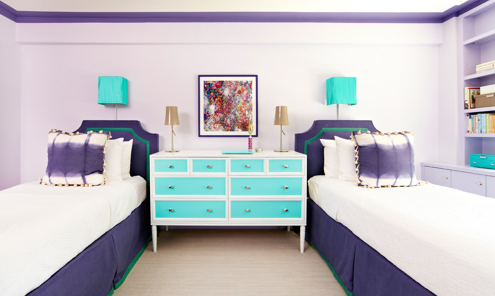 Пример оригинального дизайна: детская в стиле неоклассика (современная классика) с спальным местом, фиолетовыми стенами и ковровым покрытием для девочки, двоих детей