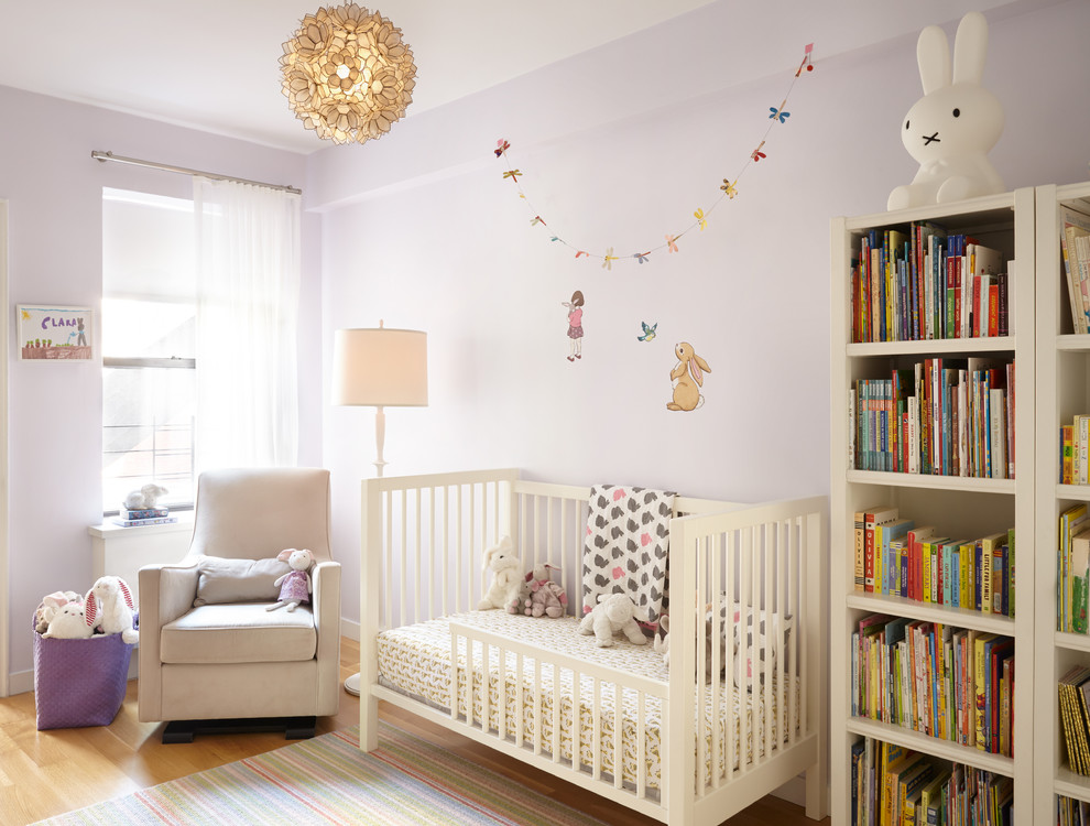 Idéer för mellanstora vintage barnrum kombinerat med sovrum, med lila väggar och heltäckningsmatta