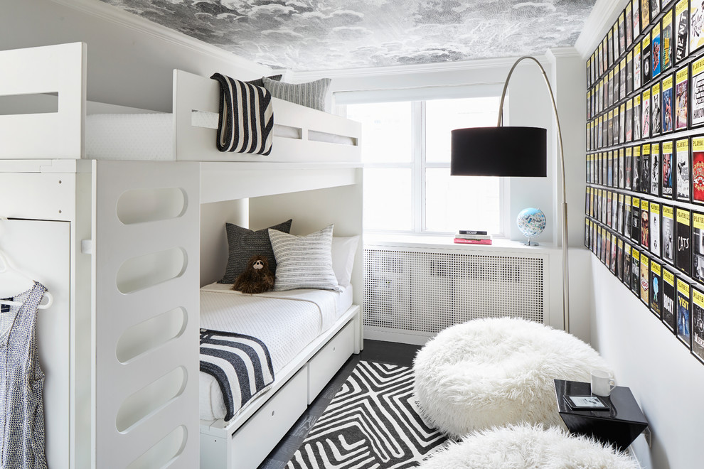 Modelo de dormitorio infantil minimalista pequeño con paredes blancas, suelo de madera oscura y suelo negro