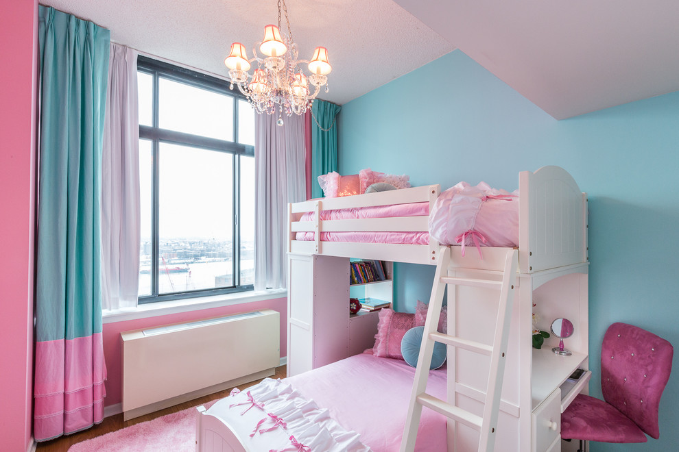 Idéer för att renovera ett mellanstort shabby chic-inspirerat flickrum kombinerat med sovrum och för 4-10-åringar, med mellanmörkt trägolv och flerfärgade väggar