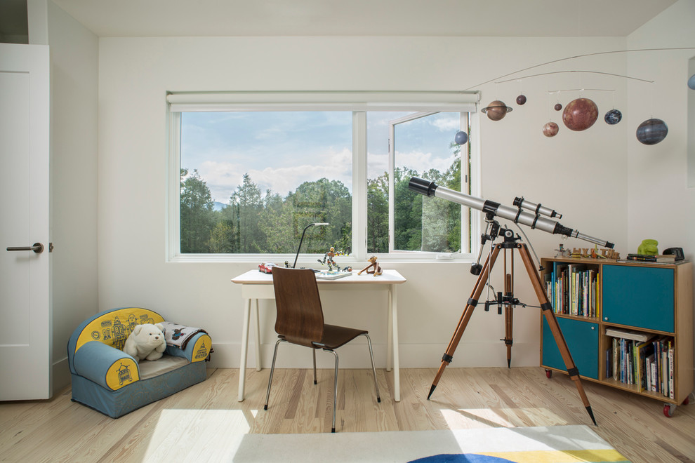 Aménagement d'une petite chambre neutre de 4 à 10 ans contemporaine avec un bureau, un mur blanc et parquet clair.