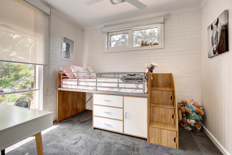 Cette photo montre une chambre d'enfant de 4 à 10 ans tendance de taille moyenne avec un mur blanc, moquette et un sol gris.
