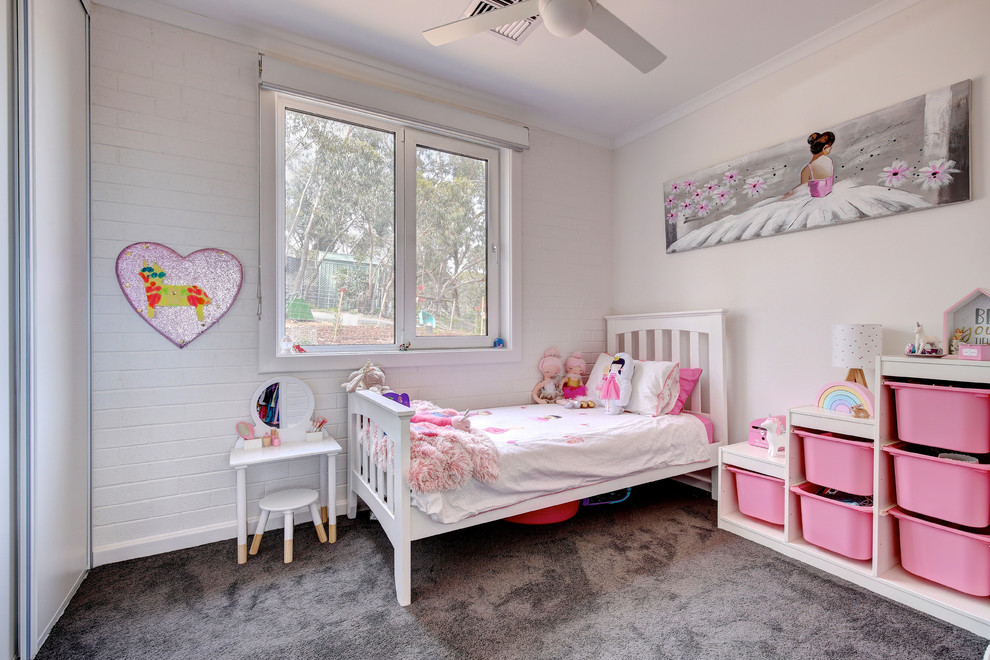 Idee per una cameretta per bambini da 1 a 3 anni minimal di medie dimensioni con pareti bianche, moquette e pavimento grigio