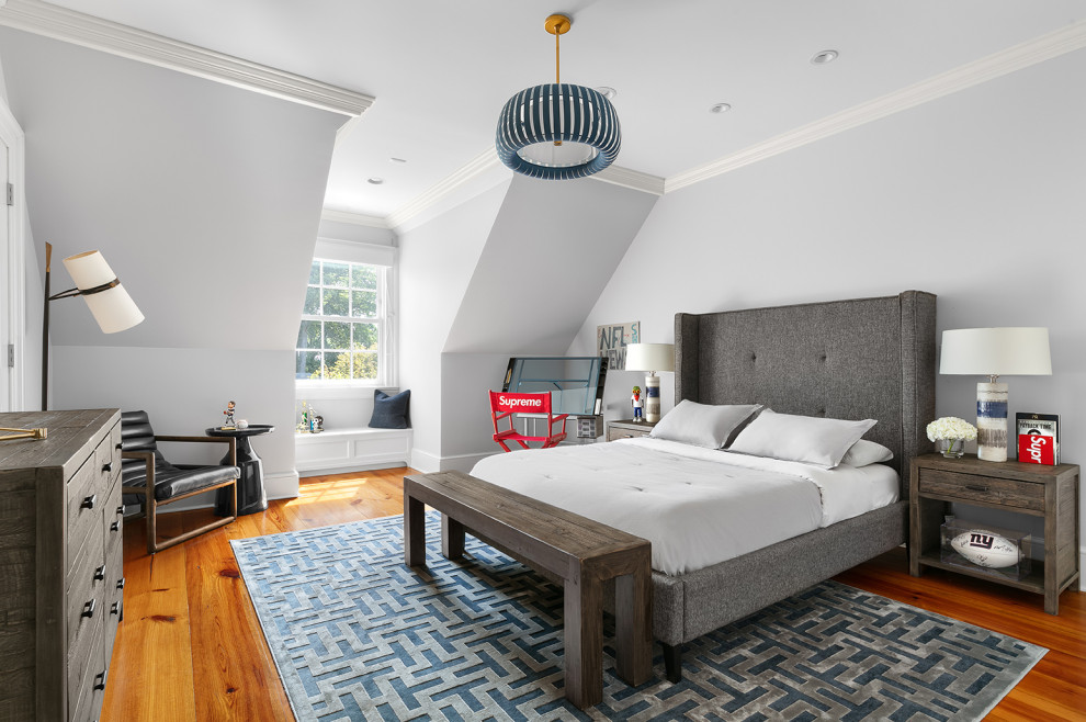 Diseño de dormitorio infantil tradicional renovado de tamaño medio con paredes grises, suelo de madera en tonos medios y suelo marrón