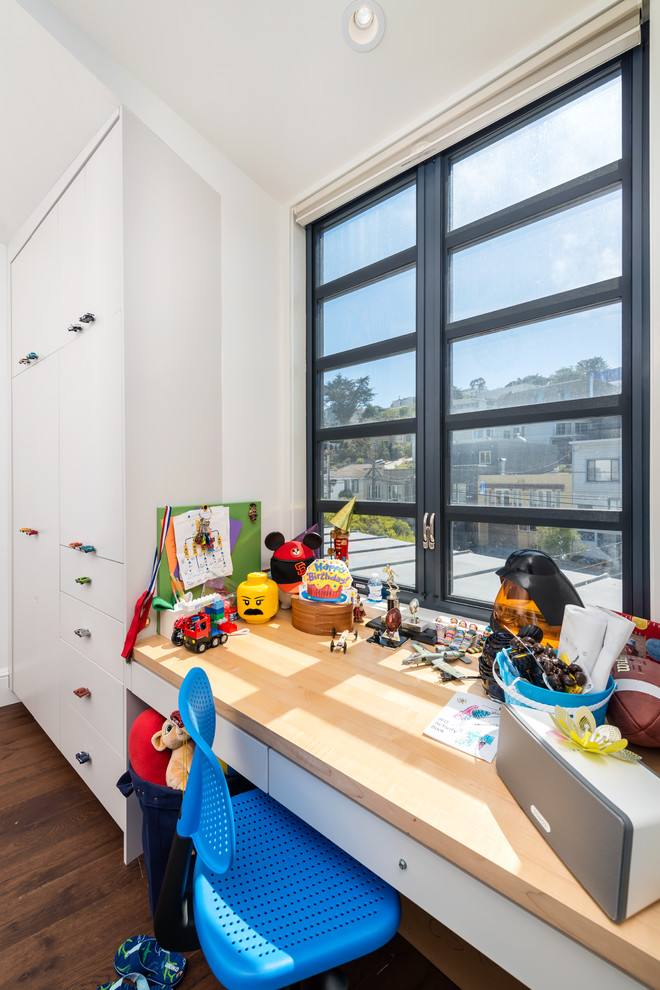 Diseño de dormitorio infantil de 1 a 3 años actual con paredes azules y suelo de madera oscura