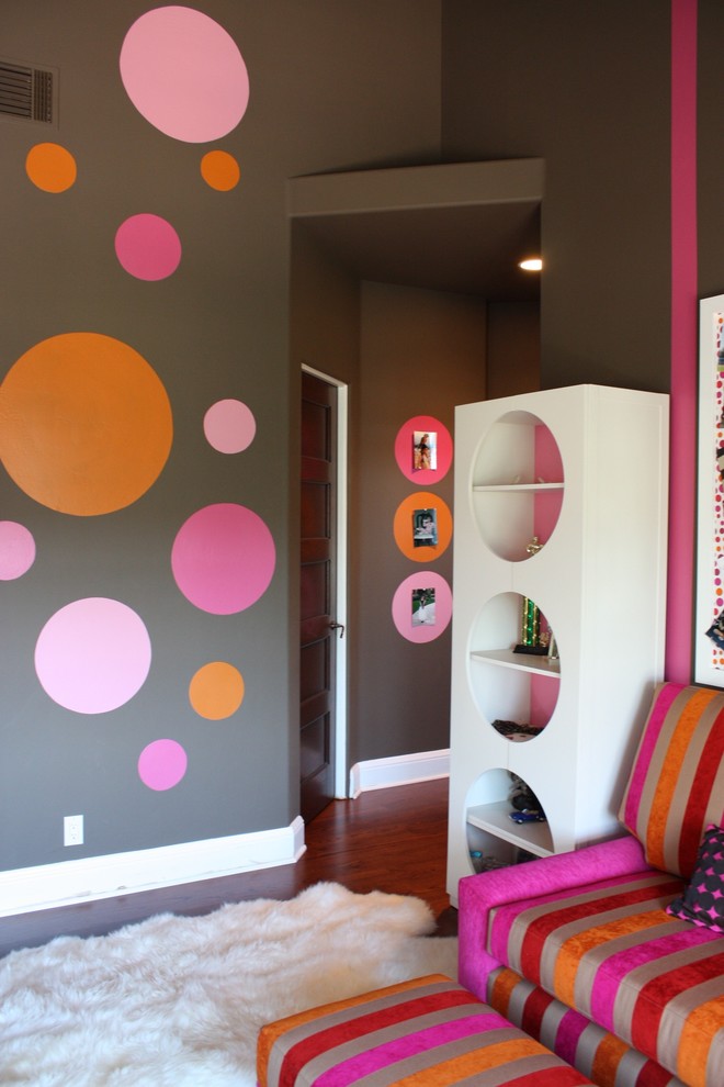 Modelo de dormitorio infantil contemporáneo con paredes multicolor