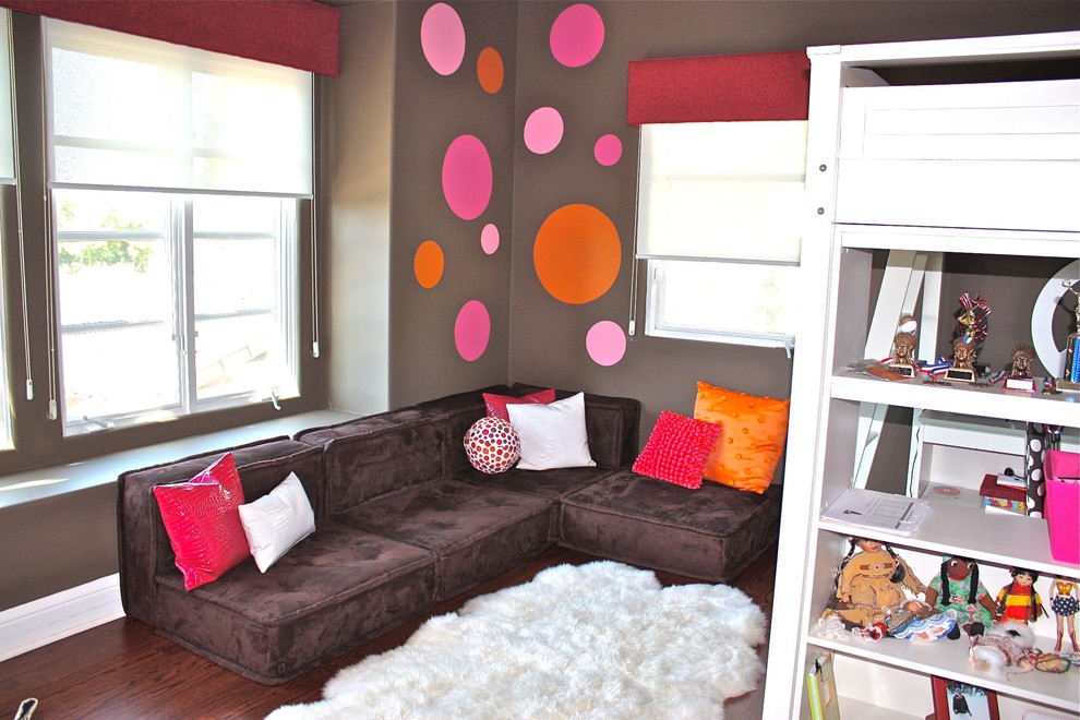 Bild på ett funkis flickrum kombinerat med lekrum, med mörkt trägolv och bruna väggar