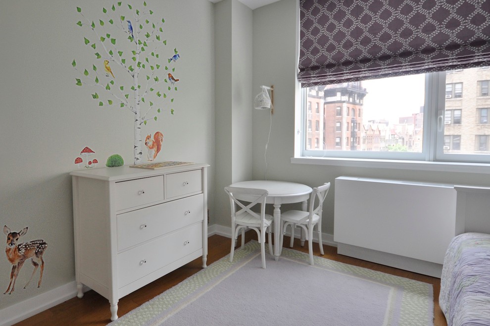 Aménagement d'une chambre d'enfant de 4 à 10 ans classique de taille moyenne avec un mur blanc et un sol en bois brun.